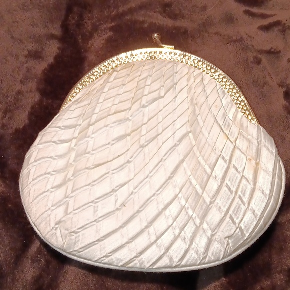 🎉Cream Evening Bag Textured Satin with Gold Metal Trim Enclosure and Gold Chain - Picture 1 of 9